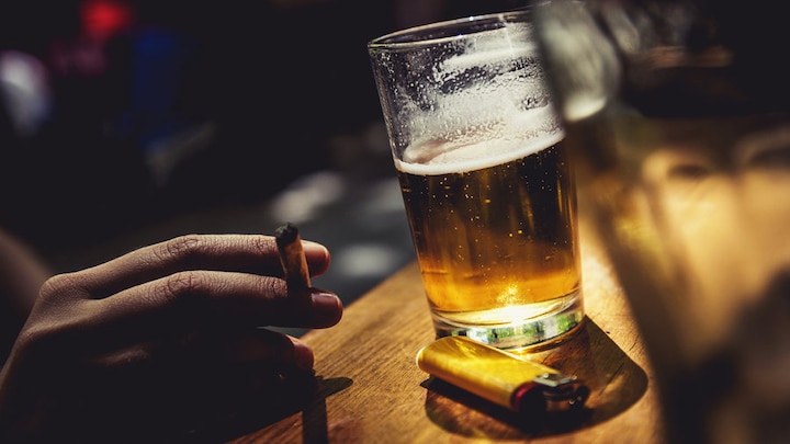 Covid-19: सिगरेट और शराब पीने वालों को है कोरोना से ज्यादा खतरा, जा सकती है जान