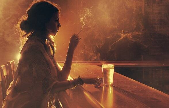 ਇਸੇ ਤਰ੍ਹਾਂ ਜੋ ਔਰਤਾਂ ਰੋਜ਼ਾਨਾ ਲਗਭਗ 20 ਸਿਗਰਟਾਂ ਪੀਂਦੀਆਂ ਹਨ ਉਨ੍ਹਾਂ ਵਿਚ ਬੁਢਾਪੇ ਦਾ ਜੋਖਮ 41 ਫੀਸਦੀ ਜ਼ਿਆਦਾ ਹੁੰਦਾ ਹੈ ਜਦਕਿ ਇੰਨੀਆਂ ਹੀ ਸਿਗਰਟਾਂ ਰੋਜ਼ ਪੀਣ ਵਾਲੇ ਮਰਦਾਂ ਨੂੰ ਇਹ ਜੋਖਮ 12 ਫੀਸਦੀ ਜ਼ਿਆਦਾ ਹੁੰਦਾ ਹੈ। 