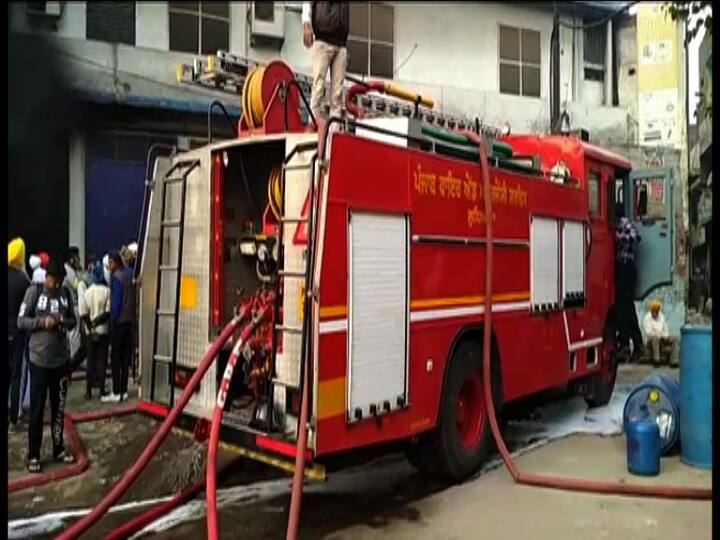 ਅੱਗ ਦੇ ਕਾਰਨ ਦਾ ਪਤਾ ਨਹੀਂ ਲੱਗਾ ਪਰ ਸ਼ਾਰਟ ਸਰਕਟ ਇਸ ਦੀ ਵਜ੍ਹਾ ਦੱਸੀ ਜਾ ਰਹੀ ਹੈ। ਅਮਰਸਨ ਪਾਲੀਮਰ ਨਾਮਕ ਇਸ ਫ਼ੈਕਟਰੀ ਦੀ ਪਹਿਲੀ ਮੰਜ਼ਲ ਨੂੰ ਅੱਗ ਲੱਗੀ ਤੇ ਫਿਰ ਦੂਜੀ ਮੰਜ਼ਲ ਨੂੰ ਵੀ ਲਪੇਟ ਵਿੱਚ ਲੈ ਲਿਆ।