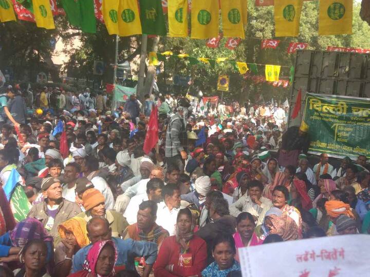 ਪ੍ਰਦਰਸ਼ਨ ਮੌਕੇ ਸੀ ਪੀ ਆਈ ਆਗੂ ਅਤੁਲ ਅਨਜਾਨ ਨੇ ਕਿਹਾ, ‘ਪ੍ਰਧਾਨ ਮੰਤਰੀ ਪਹਿਲਾਂ ਕਹਿੰਦੇ ਸਨ ਕਿ ਕੋਈ ਵੀ ਰਾਜ ਸਰਕਾਰ ਘੱਟੋ ਘੱਟ ਸਮਰਥਨ ਮੁੱਲ (ਐਮ ਐਸ ਪੀ) ਉੱਤੇ ਬੋਨਸ ਨਹੀਂ ਦੇਵੇਗੀ ਤੇ ਹੁਣ ਗੁਜਰਾਤ ਵਿਧਾਨ ਸਭਾ ਚੋਣਾਂ ਤੋਂ ਪਹਿਲਾਂ ਕਪਾਹ ਦੇ ਭਾਅ ਘੱਟ ਵੇਖ ਕੇ ਗੁਜਰਾਤ ਸਰਕਾਰ ਨੇ ਪ੍ਰਤੀ ਗੱਠ 500 ਰੁਪਏ ਬੋਨਸ ਦੇਣ ਦਾ ਐਲਾਨ ਕਰ ਦਿੱਤਾ ਹੈ, ਫਿਰ ਪੰਜਾਬ, ਤਾਮਿਲ ਨਾਡੂ, ਮਹਾਰਾਸ਼ਟਰ ਜਾਂ ਕਰਨਾਟਕ ਦੇ ਕਿਸਾਨਾਂ ਨੇ ਸਰਕਾਰ ਦਾ ਕੀ ਵਿਗਾੜਿਆ ਹੈ? ਸਪੱਸ਼ਟ ਤੌਰ ਉੱਤੇ ਸਰਕਾਰ ਵੱਲੋਂ ਕਿਸਾਨਾਂ ਨੂੰ ਲੁਭਾਇਆ ਤੇ ਹਾਲਾਤ ਨੂੰ ਆਪਣੇ ਰਾਜਸੀ ਹਿੱਤਾਂ ਲਈ ਵਰਤਿਆ ਜਾ ਰਿਹਾ ਹੈ।’ 