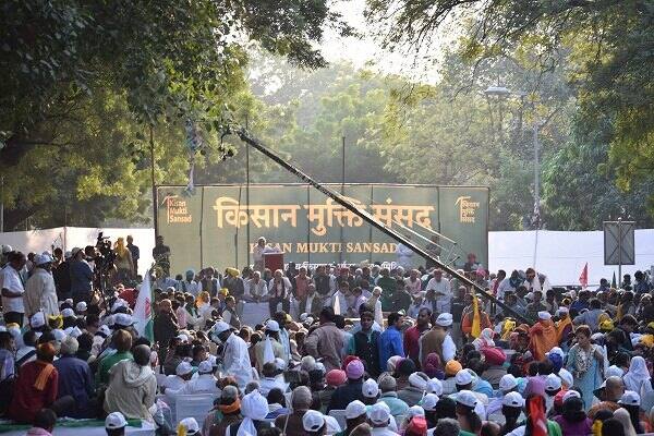 ਨਵੀਂ ਦਿੱਲੀ- ਸਾਰੇ ਭਾਰਤ ਵਿੱਚੋਂ ਏਥੇ ਆਏ ਹਜ਼ਾਰਾਂ ਕਿਸਾਨਾਂ ਨੇ ਕੇਂਦਰ ਸਰਕਾਰ ਤੋਂ ਮੰਗ ਕੀਤੀ ਕਿ ਇੱਕ ਵਾਰ ਕਿਸਾਨਾਂ ਦੇ ਸਮੁੱਚੇ ਕਰਜ਼ੇ ਉੱਤੇ ਲੀਕ ਫੇਰ ਦਿੱਤੀ ਜਾਵੇ ਅਤੇ ਫਸਲਾਂ ਦੇ ਲਾਹੇਵੰਦ ਭਾਅ ਦਿੱਤੇ ਜਾਣ। ਆਪਣੇ ‘ਕਿਸਾਨ ਮੁਕਤੀ ਪਾਰਲੀਮੈਂਟ’ ਸਮਾਗਮ ਵਿੱਚ ਕਰਜ਼ਾ ਮੁਆਫ਼ੀ ਤੇ ਫਸਲਾਂ ਦੇ ਲਾਹੇਵੰਦ ਭਾਅ ਬਾਰੇ ਉਨ੍ਹਾਂ ਨੇ ਦੋ ‘ਬਿੱਲ’ ਪਾਸ ਕੀਤੇ। ਇਹ ਬੈਠਕ ਭਾਰਤ ਦੇ 180 ਕਿਸਾਨ ਸੰਗਠਨਾਂ ਦੀ ਸ਼ਮੂਲੀਅਤ ਵਾਲੀ ਆਲ ਇੰਡੀਆ ਕਿਸਾਨ ਸੰਘਰਸ਼ ਕੋਆਰਡੀਨੇਸ਼ਨ ਕਮੇਟੀ ਦੇ ਬੈਨਰ ਹੇਠ ਕੀਤੀ ਗਈ ਸੀ।