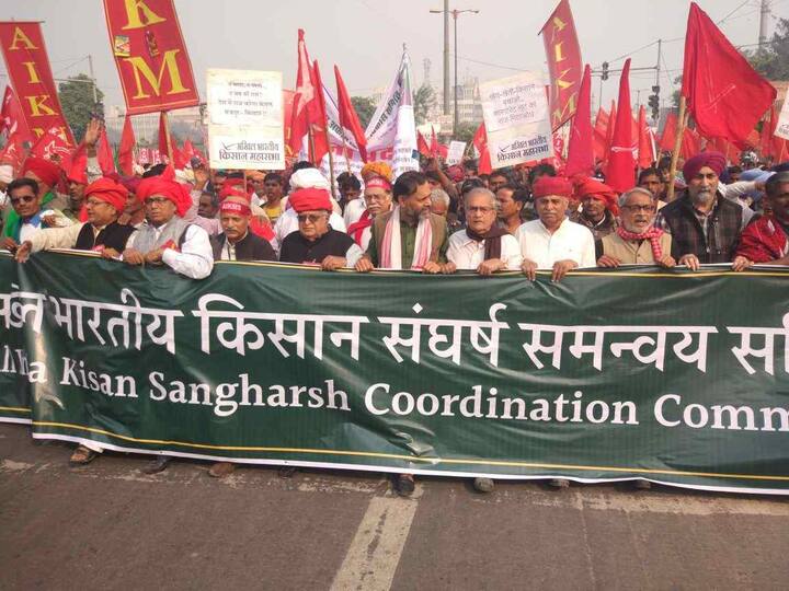 ਆਲ ਇੰਡੀਆ ਕਿਸਾਨ ਸਭਾ ਦੇ ਆਗੂ ਅਸ਼ੋਕ ਧਾਵਲੇ ਨੇ ਕਿਹਾ, ‘ਪਾਰਲੀਮੈਂਟ ਵਿੱਚ ਇਨ੍ਹਾਂ ਪ੍ਰਾਈਵੇਟ ਬਿੱਲਾਂ ਦਾ ਪਾਸ ਕਰਵਾਏ ਜਾਣਾ ਯਕੀਨੀ ਬਣਾਉਣ ਲਈ ਅਸੀਂ ਹੋਰ ਰਾਜਸੀ ਧਿਰਾਂ ਤੋਂ ਵੀ ਸਮਰਥਨ ਮੰਗਾਂਗੇ।’ ਕਿਸਾਨ ਸੰਘਰਸ਼ ਕੋਆਰਡੀਨੇਸ਼ਨ ਕਮੇਟੀ ਦੇ ਦੱਸਣ ਮੁਤਾਬਕ ਫ਼ਸਲਾਂ ਉੱਤੇ ਤੇਲ, ਕੀਟਨਾਸ਼ਕਾਂ, ਖਾਦਾਂ ਅਤੇ ਇਥੋਂ ਤਕ ਕਿ ਪਾਣੀ ਦੇ ਲਾਗਤ ਖ਼ਰਚ ਵਧਣ ਤੇ ਸਰਕਾਰ ਵੱਲੋਂ ਸਬਸਿਡੀਆਂ ਦੀ ਕਟੌਤੀ ਨਾਲ ਕਿਸਾਨਾਂ ਦੀ ਆਮਦਨ ਤੇ ਖਰਚ ਵਿੱਚ ਵੱਡਾ ਪਾੜਾ ਪੈ ਗਿਆ ਹੈ। ਉਨ੍ਹਾਂ ਦੋਸ਼ ਲਾਇਆ ਕਿ ਸੱਤਾਧਾਰੀ ਭਾਜਪਾ ਨੇ ਆਪਣੇ ਰਾਜਸੀ ਹਿੱਤਾਂ ਦੀ ਪੂਰਤੀ ਤੋਂ ਸਿਵਾਏ ਕਿਸਾਨਾਂ ਲਈ ਕੁਝ ਨਹੀਂ ਕੀਤਾ।