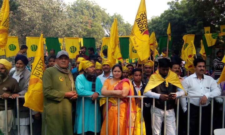 ਰਿਜ਼ਰਵ ਬੈਂਕ ਅਨੁਸਾਰ ਇਕ ਹੈਕਟੇਅਰ ਤੇ ਦੋ ਹੈਕਟੇਅਰ ਜ਼ਮੀਨ ਵਾਲੇ ਕਿਸਾਨਾਂ ਨੂੰ ਕਰਜ਼ੇ ਤੋਂ ਰਾਹਤ ਦੇਣੀ ਹੈ, ਪਰ ਸਰਕਾਰ ਦੇ ਨੋਟੀਫਿਕੇਸ਼ਨ ਅਨੁਸਾਰ ਇਕ ਹੈਕਟੇਅਰ ਤੇ ਦੋ ਹੈਕਟੇਅਰ ਤੋਂ ਘੱਟ ਜ਼ਮੀਨ ਮਾਲਕੀ ਵਾਲੇ ਕਿਸਾਨਾਂ ਨੂੰ ਰਾਹਤ ਦੇਣੀ ਹੈ।