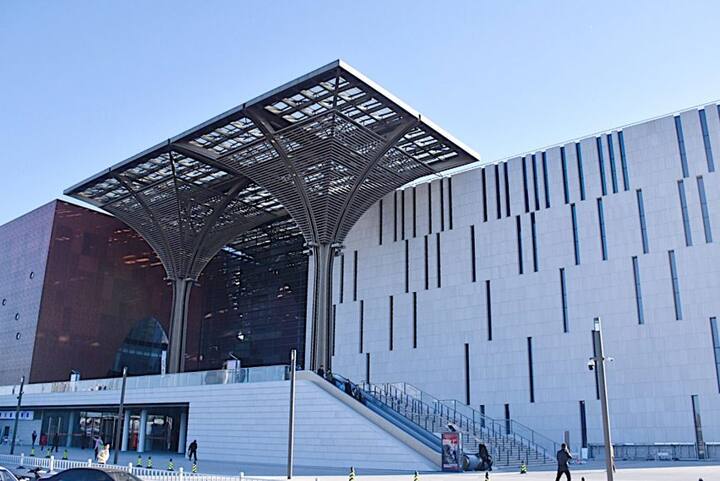 ਤਿਆਂਜਿਨ ਬਿਨ੍ਹਾਈ ਲਾਇਬ੍ਰੇਰੀ ਨੂੰ 'ਬਿਨ੍ਹਾਈ ਦਾ ਨਜ਼ਰੀਆ' ਕਹਿ ਕੇ ਸੱਦਿਆ ਜਾਂਦਾ ਹੈ। ਇਹ ਲਾਇਬ੍ਰੇਰੀ ਉੱਤਰੀ ਚੀਨ ਦੇ ਤਿਆਂਜਿਨ ਸ਼ਹਿਰ ਦੇ ਨਵੇਂ ਵਸਾਏ ਹਿੱਸੇ ਬਿਨ੍ਹਾਈ ਵਿੱਚ ਨਵੇਂ ਸੱਭਿਆਚਾਰਕ ਕੇਂਦਰ ਵਿੱਚ ਬਣਾਈ ਗਈ ਹੈ। 