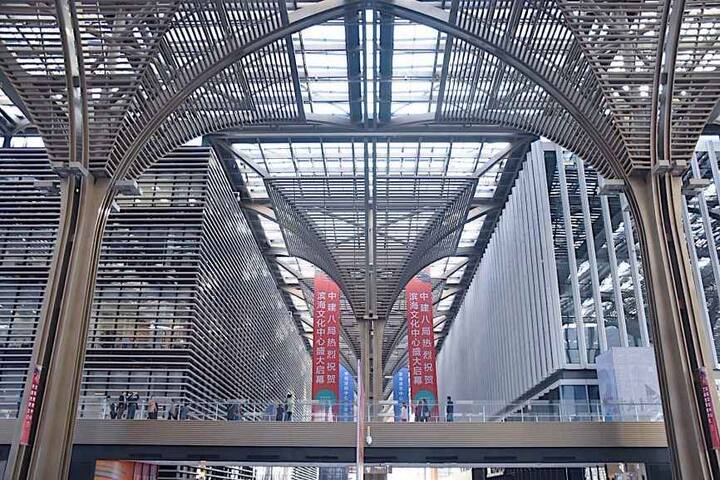 ਹੁਣ ਇਸ ਨਵੇਂ ਤਿਆਂਜਿਨ ਬਿਨ੍ਹਾਈ ਕਿਤਾਬ ਘਰ ਨੇ ਇਸ ਸ਼ਹਿਰ ਦੀ ਪ੍ਰਸਿੱਧੀ ਨੂੰ ਦੂਣਾ ਕਰ ਦਿੱਤਾ ਹੈ। ਅੱਗੇ ਵੇਖੋ ਕਿਤਾਬ ਘਰ ਦੀਆਂ ਹੋਰ ਤਸਵੀਰਾਂ-