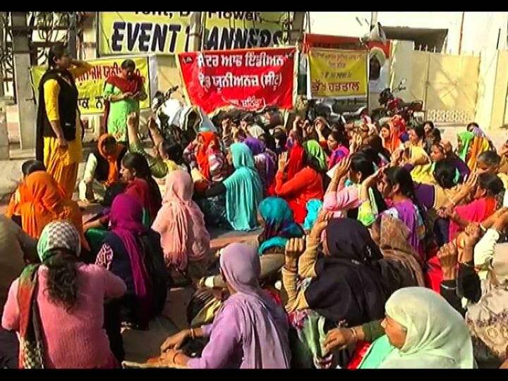 ਬਠਿੰਡਾ: ਆਪਣੀਆਂ ਮੰਗਾਂ ਦੇ ਹੱਕ ਵਿੱਚ ਆਂਗਣਵਾੜੀ ਮੁਲਾਜ਼ਮ ਯੂਨੀਅਨ ਪੰਜਾਬ (ਸੀਟੂ) ਨੇ ਸੂਬਾ ਪੱਧਰੀ ਧਰਨੇ ਤਹਿਤ ਪੰਜਾਬ ਦੇ ਵਿੱਤ ਮੰਤਰੀ ਮਨਪ੍ਰੀਤ ਸਿੰਘ ਬਾਦਲ ਦੇ ਦਫਤਰ ਅੱਗੇ ਭੁੱਖ ਹੜਤਾਲ ਨਾਲ ਧਰਨੇ ਦੀ ਸ਼ੁਰੂਆਤ ਕੀਤੀ। ਇਹ ਧਰਨਾ 22 ਤੋਂ 30 ਨਵੰਬਰ ਤੱਕ, ਸਵੇਰੇ 11 ਵਜੇ ਤੋਂ ਸ਼ਾਮ 5 ਵਜੇ ਤੱਕ ਲੱਗੇਗਾ। 
