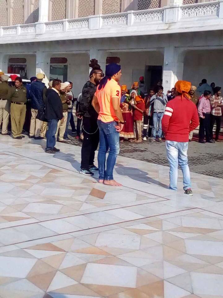  ਹਰਿਮੰਦਰ ਸਾਹਿਬ ਮੱਥਾ ਟੇਕਣ ਤੋਂ ਬਾਅਦ ਬੌਬੀ ਦਿਓਲ ਨੂੰ ਇਨਫਰਮੇਸ਼ਨ ਦਫਤਰ ਵਿੱਚ ਸਨਮਾਨਤ ਵੀ ਕੀਤਾ ਗਿਆ। 