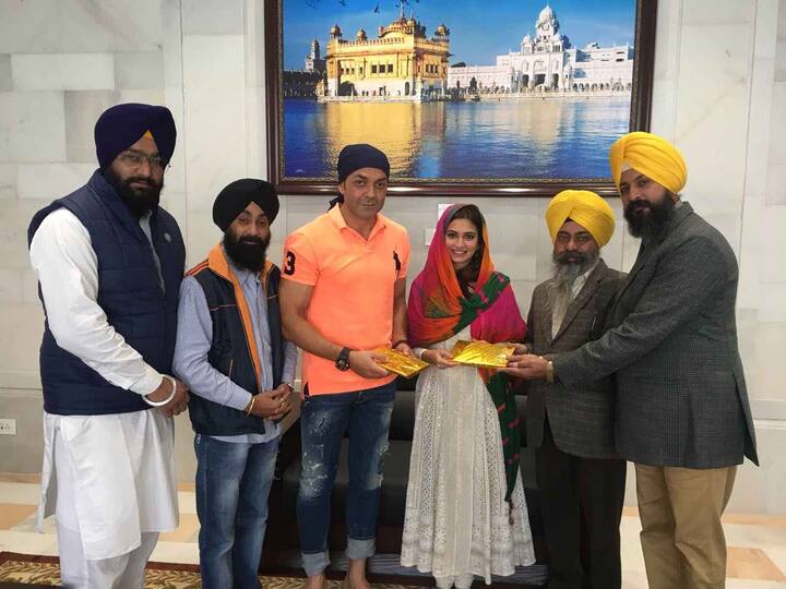 ਫਿਲਮ ਦੀ ਸ਼ੂਟਿੰਗ ਤੋਂ ਪਹਿਲਾਂ ਬੌਬੀ ਦਿਓਲ ਸ੍ਰੀ ਹਰਿਮੰਦਰ ਸਾਹਿਬ ਮੱਥਾ ਟੇਕਣ ਪੁੱਜੇ ਤੇ ਫਿਲਮ ਦੀ ਕਾਮਯਾਬੀ ਲਈ ਵਾਹਿਗੁਰੂ ਦੇ ਚਰਨਾਂ ਵਿੱਚ ਅਰਦਾਸ ਕੀਤੀ।