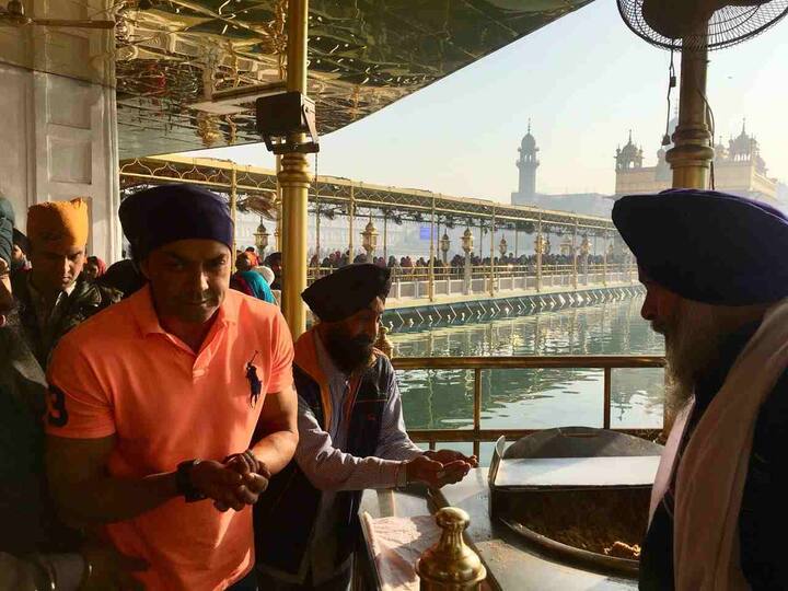 ਆਪਣੀ ਆਉਣ ਵਾਲੀ ਫਿਲਮ 'ਯਮਲਾ, ਪਾਗਲ ਦੀਵਾਨਾ-3' ਦੀ ਸ਼ੂਟਿੰਗ ਲਈ ਗੁਰੂ ਨਗਰੀ ਪੁੱਜੇ ਬੌਬੀ ਦਿਓਲ ਤੇ ਫਿਲਮ ਦੀ ਹੀਰੋਇਨ ਕਿਰਤੀ ਖਰਬੰਦਾ ਨੇ ਹਰਿਮੰਦਰ ਸਾਹਿਬ ਨੂੰ ਜਾਣ ਵਾਲੇ ਵਿਰਾਸਤੀ ਮਾਰਗ ਵਿੱਚ ਕਈ ਘੰਟੇ ਫਿਲਮ ਦੀ ਸ਼ੂਟਿੰਗ ਕੀਤੀ।