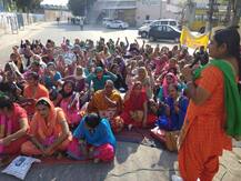 ਆਂਗਣਵਾੜੀ ਵਰਕਰਾਂ ਨੇ ਥਾਲੀਆਂ ਭੰਨ ਕੇ ਕੀਤਾ ਪ੍ਰਦਰਸ਼ਨ