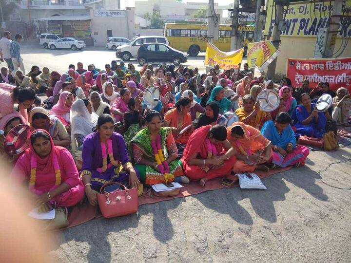 ਵਰਕਰਾਂ ਨੇ ਸਰਕਾਰ 'ਤੇ ਉਨ੍ਹਾਂ ਦਾ ਰੁਜ਼ਗਾਰ ਖੋਹਣ ਦੇ ਇਲਜ਼ਾਮ ਲਾਏ ਹਨ।