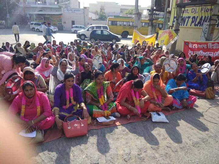 ਧਰਨੇ ਵਿੱਚ ਪਹੁੰਚੀਆਂ ਅਣਵਿਆਹੀਆਂ ਆਂਗਣਵਾੜੀ ਵਰਕਰਾਂ ਦਾ ਕਹਿਣਾ ਹੈ ਕਿ ਉਨ੍ਹਾਂ ਦਾ ਕਿਸੇ ਚੰਗੇ ਘਰ ਵਿੱਚ ਵਿਆਹ ਹੋਣ ਦਾ ਸੁਫਨਾ ਵੀ ਤੋੜ ਦਿੱਤਾ ਹੈ। ਉਨ੍ਹਾਂ ਸਰਕਾਰ 'ਤੇ ਬੇਰੁਜ਼ਗਾਰ ਕਰਨ ਦਾ ਇਲਜ਼ਾਮ ਵੀ ਲਾਇਆ।