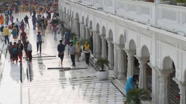 ਪਵਿੱਤਰ ਸਰੋਵਰ ਵਿੱਚੋਂ ਜਲ ਨਾਲ ਭਰੀਆਂ ਬਾਲਟੀਆਂ ਪਰਿਕਰਮਾ ਦੀ ਸਫਾਈ ਲਈ ਲੈ ਕੇ ਜਾਂਦੇ ਸ਼ਰਧਾਲੂਆਂ ਵੱਲੋਂ ਕੀਤੇ ਜਾਣ ਵਾਲੀ ਇਸ ਸੇਵਾ ਦੀਆਂ ਕੁਝ ਝਲਕੀਆਂ 'ਏਬੀਪੀ ਸਾਂਝਾ' 'ਤੇ। (ਤਸਵੀਰਾਂ: ਰਾਜੀਵ ਸ਼ਰਮਾ) 