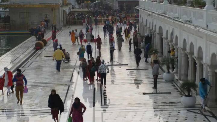 ਦੁਪਿਹਰ ਵੇਲੇ ਬੱਚੇ, ਬੀਬੀਆਂ, ਬਜ਼ੁਰਗ ਤੇ ਨੌਜਵਾਨ ਹੱਥਾਂ ਵਿੱਚ ਪਾਣੀ ਦੀਆਂ ਬਾਲਟੀਆਂ ਤੇ ਝਾੜੂ ਫੜ ਕੇ ਸ਼ਰਧਾ ਨਾਲ ਇਹ ਸੇਵਾ ਕਰਦੇ ਦਿਖਾਈ ਦਿੰਦੇ ਹਨ। 