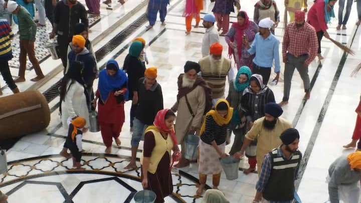 ਦੁਪਿਹਰ ਕਰੀਬ 3 ਵਜੇ ਸੰਗਤਾਂ ਵੱਡੀ ਗਿਣਤੀ ਆਪ ਮੁਹਾਰੇ ਇੱਥੇ ਆ ਕੇ ਗੁਰੂ ਘਰ ਦੀ ਪਰਿਕਰਮਾ ਨੂੰ ਸਾਫ ਕਰਨ ਦੀ ਸੇਵਾ ਨਿਭਾਉਂਦੀਆਂ ਹਨ।