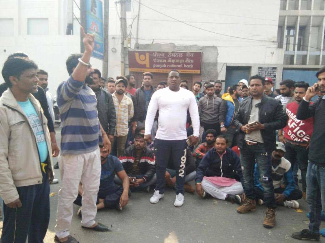 Protest Against Acps Transfer ਨਸ਼ਾ ਤਸਕਰਾਂ ਲਈ ਮੁਸੀਬਤ ਬਣੇ ਏਸੀਪੀ ਦੀ ਬਦਲੀ, ਲੋਕਾਂ ਥਾਣਾ ਘੇਰਿਆ