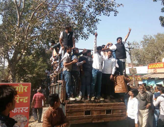  ਇੱਥੇ ਪਹਿਲਾਂ ਤੋਂ ਹੀ ਸੰਜੇ ਲੀਲਾ ਭੰਸਾਲੀ, ਦੀਪਿਕਾ ਪਾਦੁਕੋਣ ਅਤੇ ਸਲਮਾਨ ਖ਼ਾਨ ਦਾ ਪੁਤਲਾ ਲਟਕਿਆ ਹੋਇਆ ਹੈ। ਸਰਵ ਸਮਾਜ ਦੀ ਮੰਗ ਹੈ ਕਿ ਫਿਲਮ 'ਤੇ ਪੂਰੀ ਤਰ੍ਹਾਂ ਪਾਬੰਦੀ ਲਗਾਈ ਜਾਣੀ ਚਾਹੀਦੀ ਹੈ। ਲੋਕਾਂ ਨੇ ਕਿਹਾ ਕਿ ਜੇ ਸਰਕਾਰ ਨੇ ਛੇਤੀ ਹੀ ਕੋਈ ਫ਼ੈਸਲਾ ਨਾ ਕੀਤਾ ਤਾਂ ਰੇਲ ਰੋਕੋ ਵਰਗੇ ਅੰਦੋਲਨ ਕੀਤੇ ਜਾਣਗੇ।