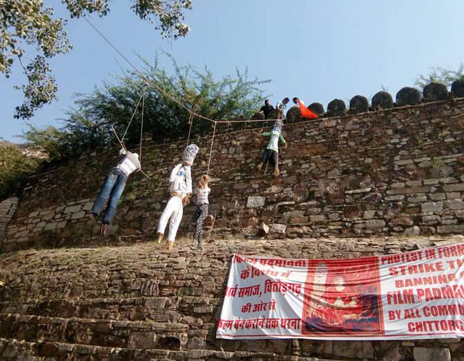 ਪੱਛਮੀ ਬੰਗਾਲ ਦੀ ਮੁੱਖ ਮੰਤਰੀ ਮਮਤਾ ਬੈਨਰਜੀ ਦੇ ਫਿਲਮ ਨੂੰ ਰਿਲੀਜ਼ ਕਰਨ ਦੀ ਮੰਗ ਦਾ ਵੀ ਸਰਵ ਸਮਾਜ ਨੇ ਵਿਰੋਧ ਕੀਤਾ ਅਤੇ ਉਨ੍ਹਾਂ ਦਾ ਪੁਤਲਾ ਚਿਤੌੜਗੜ੍ਹ ਦੇ ਕਿਲੇ 'ਤੇ ਲਟਕਾ ਦਿੱਤਾ।