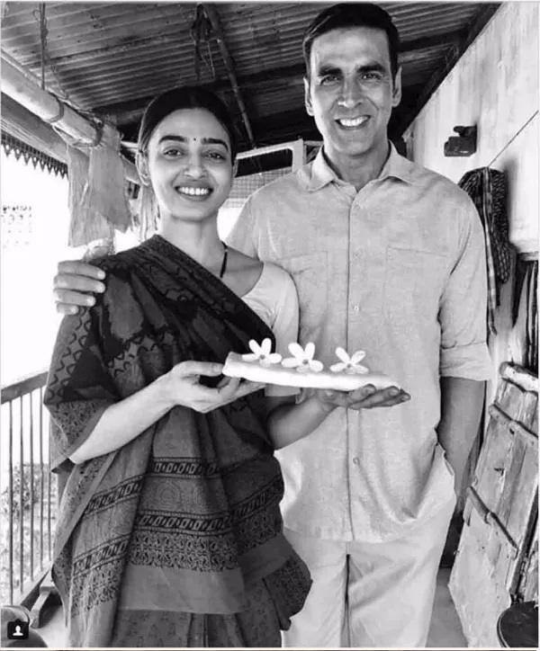 ਰਾਧਿਕਾ ਆਪਟੇ ਨਾਲ ਇੱਕ ਕਾਲ਼ੀ-ਚਿੱਟੀ ਤਸਵੀਰ ਪੋਸਟ ਕਰਦਿਆਂ ਅਕਸ਼ੈ ਨੇ ਲਿਖਿਆ,