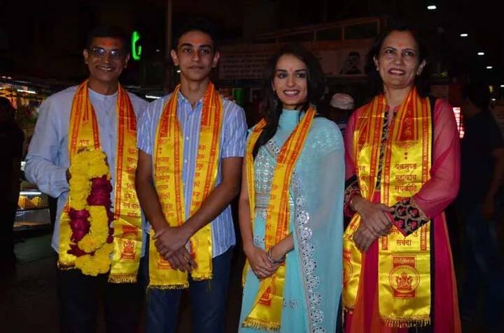 ਮਾਨੁਸ਼ੀ ਆਪਣੇ ਮਾਤਾ ਪਿਤਾ ਤੇ ਭਰਾ ਦੇ ਨਾਲ ਸਿੱਧੀਵਿਨਾਇਕ ਮੰਦਰ ਪਹੁੰਚੀ ਸੀ ਤੇ ਭਗਵਾਨ ਦਾ ਅਸ਼ੀਰਵਾਦ ਲਿਆ। (Photo: Manav Mangalani)