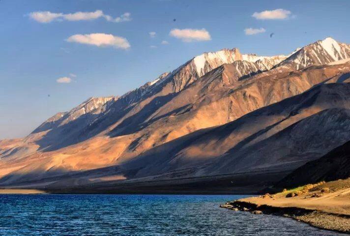 ਲੱਦਾਖ: ਮਹਿਲਾ ਯਾਤਰੀਆਂ ਲਈ ਇੱਕ ਬਹੁਤ ਹੀ ਮਨਭਾਉਂਦਾ ਥਾਂ ਹੈ ਲੱਦਾਖ। ਇੱਥੋਂ ਦੇ ਸਥਾਨਕ ਲੋਕ ਆਪਣੇ ਆਪ ਵਿੱਚ ਹੀ ਮਗਨ ਹੁੰਦੇ ਹਨ ਤੇ ਘੁੰਮਣ ਆਏ ਲੋਕਾਂ ਲਈ ਪ੍ਰੇਸ਼ਾਨੀ ਦਾ ਸਬੱਬ ਨਹੀਂ ਬਣਦੇ। ਅਤਿ ਦੀ ਸਰਦੀ ਵਾਲੇ ਜੰਮੂ-ਕਸ਼ਮੀਰ ਸੂਬੇ ਦਾ ਇਹ ਛੋਟਾ ਸ਼ਹਿਰ ਸ਼ਹਿਰ ਦੋ ਵੱਡੇ ਸ਼ਹਿਰ ਲੇਹ ਤੇ ਕਾਰਗਿਲ ਦੇ ਨੇੜੇ ਹੈ। ਲੇਹ ਤਕ ਆਸਾਨੀ ਨਾਲ ਹਵਾਈ ਤੇ ਬੱਸ ਮਾਰਗ ਦੀ ਪਹੁੰਚ ਹੈ। ਹਾਲਾਂਕਿ, ਇੱਥੇ ਆਪਣੇ ਚਾਰ-ਪਹੀਆ ਤੇ ਦੋ-ਪਹੀਆ ਵਾਹਨ 'ਤੇ ਲੱਦਾਖ ਪਹੁੰਚਣ ਦਾ ਵੱਖਰਾ ਹੀ ਆਨੰਦ ਹੈ। 