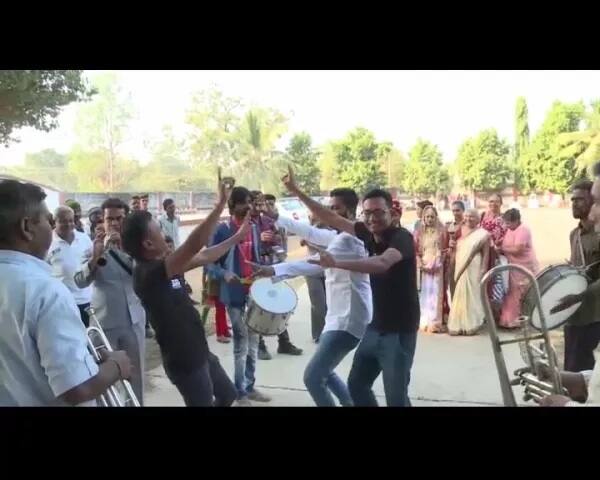 ਹੋਰਾਂ ਵਿਆਹਾਂ ਵਾਂਗ ਇਸ ਵਿਆਹ ਵਿੱਚ ਵੀ ਮੁੰਡੇ ਤੇ ਕੁੜੀ ਦੇ ਪਰਿਵਾਰ ਵਾਲੇ ਨੱਚਦੇ-ਟੱਪਦੇ ਹੋਏ ਨਜ਼ਰ ਆਏ। 