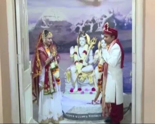 ਵਿਆਹ ਪੂਰਾ ਹੋਣ ਤੋਂ ਬਾਅਦ ਲਾੜਾ-ਲਾੜੀ ਨੇ ਭਗਵਾਨ ਸ਼ਿਵ ਦਾ ਆਸ਼ੀਰਵਾਦ ਵੀ ਲਿਆ।