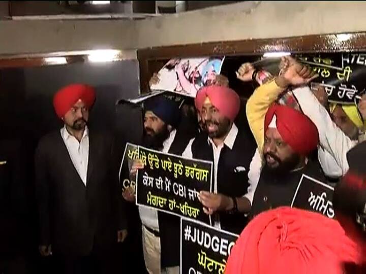 ਇਸ ਮਾਮਲੇ ਬਾਰੇ ਆਮ ਆਦਮੀ ਪਾਰਟੀ ਦੇ ਆਗੂ ਸਖਪਾਲ ਸਿੰਘ ਖਹਿਰਾ ਨੇ ਕਿਹਾ ਕਿ ਪੰਜਾਬ ਦੇ ਬਹੁਤ ਸਾਰੇ ਮਾਮਲਿਆਂ ਬਾਰੇ ਵਿਧਾਨ ਸਭਾ ਵਿੱਚ ਚਰਚਾ ਦੀ ਲੋੜ ਹੈ। ਇਸ ਕਾਰਨ ਸੈਸ਼ਨ ਵਿੱਚ ਵਾਧਾ ਕਰਨਾ ਜ਼ਰੂਰੀ ਸੀ, ਪਰ ਸੱਤਾਧਾਰੀ ਤਾਂ ਸੈਸ਼ਨ ਦੀ ਕਾਰਵਾਈ ਹੀ ਟਾਲ ਦਿੱਤੀ।