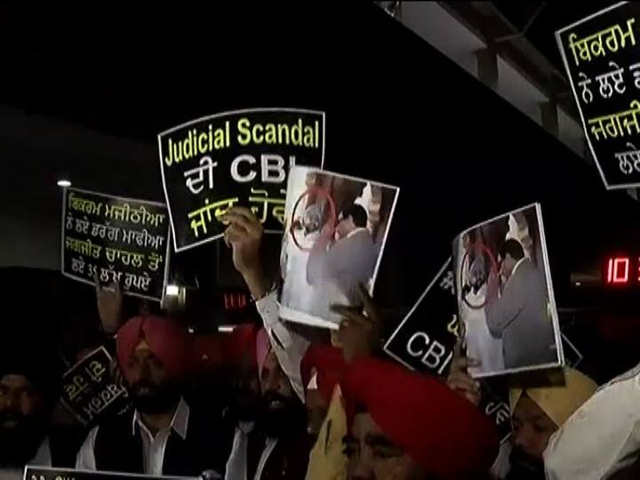 ਸਵੇਰੇ 10 ਵਜੇ ਸੈਸ਼ਨ ਸ਼ੁਰੂ ਹੋਇਆ ਤਾਂ ਉਦੋਂ ਹੀ ਅਕਾਲੀ ਦਲ ਤੇ ਭਾਜਪਾ ਵਿਧਾਇਕਾਂ ਨੇ ਪ੍ਰਸ਼ਨ ਕਾਲ ਦੌਰਾਨ ਹੀ ਇਹ ਮੰਗ ਉਠਾਉਣੀ ਸ਼ੁਰੂ ਕਰ ਦਿੱਤੀ ਕਿ ਸੈਸ਼ਨ ਕਾਲ ਵਿੱਚ ਵਾਧਾ ਕੀਤਾ ਜਾਵੇ। ਅਕਾਲੀ ਦਲ ਤੇ ਭਾਜਪਾ ਦੇ ਵਿਧਾਇਕਾਂ ਨੇ ਸਪੀਕਰ ਦੀ ਕੁਰਸੀ ਸਾਹਮਣੇ ਵੈੱਲ ਵਿੱਚ ਜਾ ਕੇ ਨਾਅਰੇਬਾਜ਼ੀ ਕਰਨੀ ਸ਼ੁਰੂ ਕਰ ਦਿੱਤੀ। 