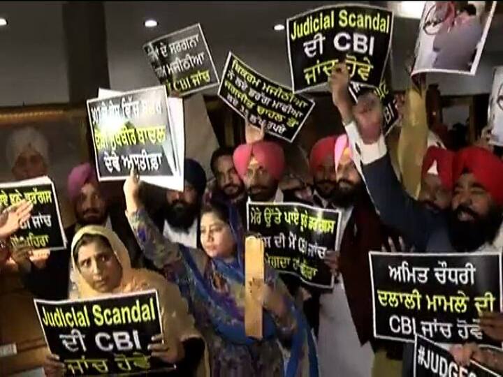 ਅੱਧੇ ਘੰਟੇ ਦੇ ਰੌਲੇ-ਰੱਪੇ ਤੋਂ ਬਾਅਦ ਸਪੀਕਰ ਨੇ ਸਾਢੇ 10 ਵਜੇ ਅੱਧੇ ਘੰਟੇ ਲਈ ਸੈਸ਼ਨ ਉਠਾ ਦਿੱਤਾ। ਇਸ ਮੌਕੇ ਕੈਪਟਨ ਨੇ ਕਿਹਾ ਕਿ ਸੈਸ਼ਨ ਦੇ ਇੱਕ ਦਿਨ ‘ਤੇ 70 ਲੱਖ ਰੁਪਇਆ ਖ਼ਰਚ ਆਉਂਦਾ ਹੈ। ‘ਆਪ’-ਅਕਾਲੀ ਦਲ ਵਾਲੇ ਇਹ ਪੈਸੇ ਦਾ ਨੁਕਸਾਨ ਕਰ ਰਹੇ ਹਨ।