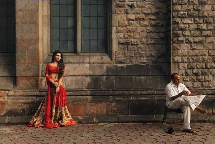 ਇਸ ਦੌਰਾਨ ਫ਼ਾਤਿਮਾ ਸਾੜ੍ਹੀ ਪਹਿਨੇ ਹੋਏ ਤਸਵੀਰ ਦੇ ਵੱਖ-ਵੱਖ ਫਰੇਮ ਵਿੱਚ ਦਿੱਸ ਰਹੀ ਹੈ। 