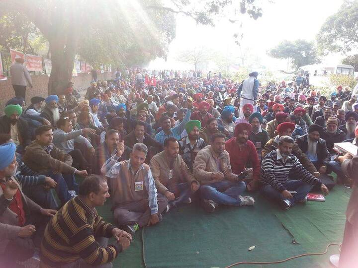 ਅਧਿਆਪਕਾਂ ਨੇ ਕਿਹਾ ਕਿ ਪੂਰਾ ਸਾਲ ਹੋਣ ਵਾਲਾ ਹੈ ਕਿ ਹਾਲੇ ਤਕ ਪੰਜਾਬ ਸਰਕਾਰ ਨੇ ਵਿਦਿਆਰਥੀਆਂ ਨੂੰ ਪੂਰੀਆਂ ਕਿਤਾਬਾਂ ਤਕ ਮੁਹੱਈਆ ਨਹੀਂ ਕਰਵਾਈਆਂ। ਜਦੋਂ ਨਤੀਜਿਆਂ ਦੀ ਵਾਰੀ ਆਵੇਗੀ ਤਾਂ ਸਰਕਾਰ ਫਿਰ ਅਧਿਆਪਕਾਂ 'ਤੇ ਆਪਣਾ ਨਜ਼ਲਾ ਝਾੜਨ ਲਈ ਕਾਰਵਾਈ ਸ਼ੁਰੂ ਕਰ ਦਿੰਦੀ ਹੈ। 