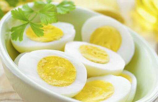 ਚਿੱਟਾ ਹਿੱਸੇ 'ਚ ਸਿਰਫ਼ ਪ੍ਰੋਟੀਨ ਹੁੰਦੀ ਹੈ, ਜਦਕਿ ਜ਼ਰਦੀ 'ਚ ਪ੍ਰੋਟੀਨ, ਕਲੈਸਟ੍ਰੋਲ ਤੇ ਫੈਟ ਹੁੰਦੀ ਹੈ। ਉਨ੍ਹਾਂ ਕਿਹਾ ਕਿ ਬਾਜ਼ਾਰ 'ਚ ਮਿਲਣ ਵਾਲੇ ਜ਼ਿਆਦਾਤਰ ਅੰਡੇ ਜੋ ਅਸੀਂ ਰੋਜ਼ਾਨਾ ਖਾਂਦੇ ਹਾਂ ਉਨ੍ਹਾਂ 'ਚ ਭਰੂਣ ਨਹੀਂ ਹੁੰਦਾ।