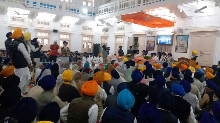 ਅੰਮ੍ਰਿਤਸਰ: ਗੋਬਿੰਦ ਸਿੰਘ ਲੌਂਗੋਵਾਲ ਸ਼੍ਰੋਮਣੀ ਕਮੇਟੀ ਦੇ ਪ੍ਰਧਾਨ ਬਣ ਗਏ ਹਨ। ਇਹ ਚੋਣ ਵੋਟਾਂ ਰਾਹੀਂ ਹੋਈ। ਪ੍ਰਧਾਨਗੀ ਲਈ 169 ਵੋਟਾਂ ਪਈਆਂ ਜਿਨ੍ਹਾਂ ਵਿੱਚੋਂ ਲੌਂਗੋਵਾਲ ਨੂੰ 154 ਤੇ ਅਮਰੀਕ ਸਿੰਘ ਸ਼ਾਹਪੁਰ ਨੂੰ 15 ਵੋਟਾਂ ਮਿਲੀਆਂ। ਸਾਬਕਾ ਪ੍ਰਧਾਨ ਕ੍ਰਿਪਾਲ ਸਿੰਘ ਬਡੂੰਗਰ ਨੇ ਉਨ੍ਹਾਂ ਦੇ ਨਾਂ ਦਾ ਐਲਾਨ ਕੀਤਾ।