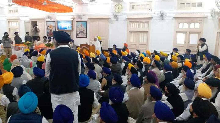 ਸ਼੍ਰੋਮਣੀ ਅਕਾਲੀ ਦਲ (ਬ) ਵੱਲੋਂ ਗੋਬਿੰਦ ਸਿੰਘ ਲੌਂਗੋਵਾਲ ਤੇ ਵਿਰੋਧੀ ਧੜੇ ਵੱਲੋਂ ਅਮਰੀਕ ਸਿੰਘ ਸ਼ਾਹਪੁਰ ਵਿਚਾਲੇ ਸਿੰਗ ਫਸਣ ਮਗਰੋਂ ਪ੍ਰਧਾਨਗੀ ਦਾ ਫੈਸਲਾ ਵੋਟਾਂ ਰਾਹੀਂ ਹੋਇਆ। ਗੋਬਿੰਦ ਸਿੰਘ ਲੌਂਗੋਵਾਲ ਦਾ ਨਾਂ ਬੀਬੀ ਜਗੀਰ ਕੌਰ ਨੇ ਪੇਸ਼ ਕੀਤਾ ਤੇ ਸਰਬਸੰਮਤੀ ਦੀ ਅਪੀਲ ਕੀਤੀ ਪਰ ਵਿਰੋਧੀ ਧੜਾ ਨਾ ਮੰਨਿਆ। ਉਨ੍ਹਾਂ ਨੇ ਵੋਟਾਂ ਰਾਹੀਂ ਚੋਣ ਕਰਾਉਣ ਦੀ ਮੰਗ ਕੀਤੀ। ਇਸ ਲਈ ਪਰਚੀਆਂ ਰਾਹੀਂ ਵੋਟਿੰਗ ਹੋਈ।