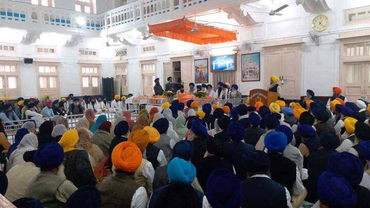 ਅੱਜ ਸ਼੍ਰੋਮਣੀ ਕਮੇਟੀ ਦੇ ਜਨਰਲ ਇਜਲਾਸ ਵਿੱਚ ਪ੍ਰਧਾਨ ਸਮੇਤ ਹੋਰ ਅਹੁਦੇਦਾਰਾਂ ਤੇ ਅੰਤ੍ਰਿੰਗ ਕਮੇਟੀ ਦੇ ਮੈਂਬਰਾਂ ਦੀ ਚੋਣ ਹੋਈ। ਮੰਗਲਵਾਰ ਨੂੰ ਸ਼੍ਰੋਮਣੀ ਅਕਾਲੀ ਨਾਲ ਸਬੰਧਤ ਸ਼੍ਰੋਮਣੀ ਕਮੇਟੀ ਮੈਂਬਰਾਂ ਨੇ ਪ੍ਰਧਾਨ ਦੀ ਚੋਣ ਦੇ ਸਾਰੇ ਹੱਕ ਸੁਖਬੀਰ ਬਾਦਲ ਨੂੰ ਸੌਂਪ ਦਿੱਤੇ ਸਨ। ਇਸ ਮਗਰੋਂ ਸੁਖਬੀਰ ਬਾਦਲ ਨੇ ਸੀਨੀਅਰ ਲੀਡਰਾਂ ਨਾਲ ਸਲਾਹ ਕਰਕੇ ਪ੍ਰਧਾਨ ਬਾਰੇ ਫੈਸਲਾ ਕੀਤਾ ਸੀ ਜਿਸ ਦਾ ਅੱਜ ਐਲਾਨ ਹੋਇਆ ਹੈ।