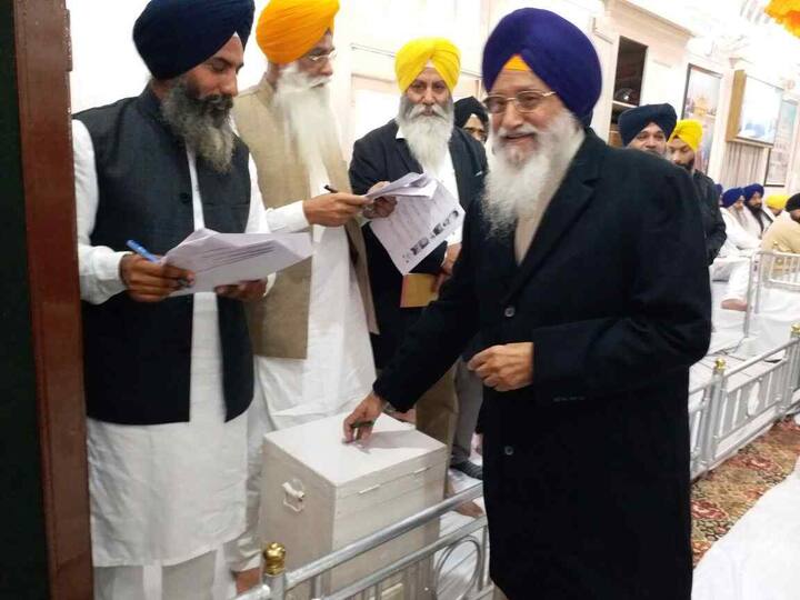 ਕਾਬਲੇਗੌਰ ਹੈ ਕਿ ਸ਼੍ਰੋਮਣੀ ਕਮੇਟੀ ਦੀ ਮੌਜੂਦਾ ਹਾਕਮ ਧਿਰ ਸ਼੍ਰੋਮਣੀ ਅਕਾਲੀ ਦਲ ਕੋਲ ਇਸ ਵੇਲੇ ਬਹੁਮਤ ਹਾਸਲ ਹੈ। ਫਿਰ ਵੀ ਇਸ ਵਾਰ ਪ੍ਰਧਾਨ ਦੀ ਚੋਣ ਅਹਿਮ ਮੁੱਦਾ ਬਣਿਆ ਹੋਇਆ ਸੀ। ਸ਼੍ਰੋਮਣੀ ਅਕਾਲੀ ਦਲ ਦੇ ਪ੍ਰਧਾਨ ਸੁਖਬੀਰ ਬਾਦਲ ਪਿਛਲੇ ਦਿਨਾਂ ਤੋਂ ਸ਼੍ਰੋਮਣੀ ਕਮੇਟੀ ਮੈਂਬਰਾਂ ਨਾਲ ਮੀਟਿੰਗਾਂ ਦਾ ਦੌਰ ਚਲਾ ਰਹੇ ਸਨ।