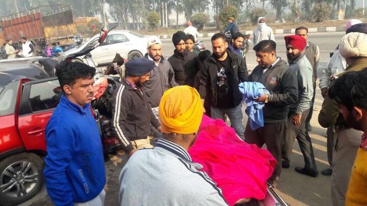 ਲੁਧਿਆਣਾ: ਦੋਰਾਹਾ ਵਿੱਚ ਅੱਜ ਦੁਪਹਿਰ ਦਿਲ ਦਹਿਲਾਉਣ ਵਾਲਾ ਸੜਕ ਹਾਦਸਾ ਵਾਪਰਿਆ, ਜਿਸ ਨੂੰ ਵੇਖ ਕੇ ਹਰ ਕੋਈ ਕਾਰ ਤੇਜ਼ ਭਜਾਉਣ ਤੋਂ ਸਹਿਮ ਜਾਵੇਗਾ। ਮ੍ਰਿਤਕ ਮਾਂ-ਪੁੱਤ ਮੁੱਲਾਂਪੁਰ ਦੇ ਦੱਸੇ ਜਾਂਦੇ ਹਨ। 