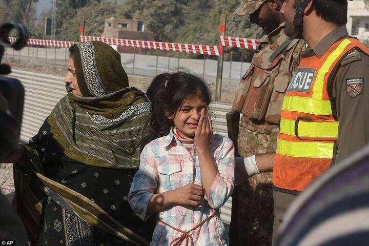 ਸਥਾਨਕ ਮੀਡੀਆ ਅਨੁਸਾਰ ਕਰੀਬ 3 ਨਕਾਬਪੋਸ਼ ਹਮਲਾਵਰ ਯੂਨੀਵਰਸਿਟੀ ਕੋਲ ਕਾਲਜ ਹੋਸਟਲ 'ਚ ਵੜੇ ਤੇ ਗੋਲੀਬਾਰੀ ਸ਼ੁਰੂ ਕਰ ਦਿੱਤੀ। 