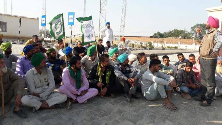 ਮਾਨਸਾ: ਇੱਥੋਂ ਥੋੜ੍ਹੀ ਦੂਰ ਪਿੰਡ ਖ਼ਿਆਲਾ ਕਲਾ ਦੇ ਕਿਸਾਨ ਤਰਲੋਕ ਸਿੰਘ ਦੇ ਟਰੈਕਟਰ ਟਰਾਲੀ ਦਾ ਆਰਟੀਓ(RTO) ਬਠਿੰਡਾ ਨੇ ਵੀਹ ਹਜ਼ਾਰ ਰੁਪਏ ਦਾ ਚਲਾਨ ਕੱਟ ਕੇ ਟਰੈਕਟਰ ਨੂੰ ਡੀਟੀਓ ਦਫ਼ਤਰ ਵਿੱਚ ਬੰਦ ਕਰ ਦਿੱਤਾ।