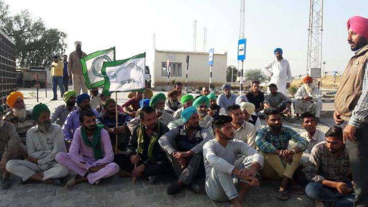 ਇਸ ਦੇ ਵਿਰੋਧ ਵਿੱਚ ਭਾਰਤੀ ਕਿਸਾਨ ਯੂਨੀਅਨ ਏਕਤਾ ਡਕੌਂਦਾ ਦੀ ਅਗਵਾਈ ਵਿੱਚ ਸੈਂਕੜੇ ਕਿਸਾਨਾਂ ਨੇ ਡੀਟੀਓ ਦਫ਼ਤਰ ਵਿੱਚ ਮੋਦੀ ਸਰਕਾਰ ਤੇ ਆਰ ਟੀ ਓ ਖ਼ਿਲਾਫ਼ ਜੰਮ ਨਾਅਰੇਬਾਜ਼ੀ ਕੀਤੀ।ਇਕੱਠ ਨੂੰ ਸੰਬੋਧਨ ਕਰਦਿਆਂ ਕਿਸਾਨ ਆਗੂ ਮਹਿੰਦਰ ਸਿੰਘ ਭੈਣੀ ਬਾਘਾ ਤੇ ਬਲਵਿੰਦਰ ਸ਼ਰਮਾ ਖ਼ਿਆਲਾਂ ਨੇ ਕਿਹਾ ਕਿ ਜਦੋਂ ਤੋਂ ਮੋਦੀ ਸਰਕਾਰ ਨੇ ਕਿਸਾਨਾਂ ਦੇ ਟਰੈਕਟਰਾਂ ਉੱਪਰ ਟੈਕਸ ਭਰਨ ਲਈ ਐਲਾਨ ਕੀਤਾ ਹੈ, ਉਦੋਂ ਤੋਂ ਜੋ ਕਿਸਾਨ ਆਪਣਾ ਟਰੈਕਟਰ ਟਰਾਲੀ ਸੜਕ ਤੇ ਲੈ ਕੇ ਜਾਂਦਾ ਹੈ ਤਾਂ ਉਨ੍ਹਾਂ ਦਾ ਚਲਾਨ ਕੱਟ ਦਿੱਤਾ ਜਾਂਦਾ ਹੈ।