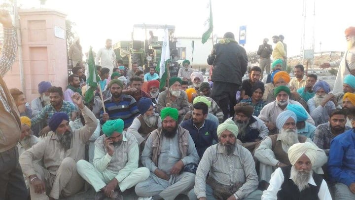 ਉਨ੍ਹਾਂ ਦੱਸਿਆ ਕਿ ਜਦੋਂ ਇਸ ਸਬੰਧੀ ਬਠਿੰਡਾ ਦੇ ਆਰਟੀਓ ਅਫ਼ਸਰ ਨਾਲ ਗੱਲ ਕੀਤੀ ਤਾਂ ਉਨ੍ਹਾਂ ਉਲਟਾ ਕਿਸਾਨ ਉੱਤੇ ਪਰਚਾ ਦਰਜ ਕਰਨ ਦੀ ਧਮਕੀ ਦਿੱਤੀ। ਕਿਸਾਨ ਆਗੂ ਨੇ ਕਿਹਾ ਕਿ ਵੱਡੇ-ਵੱਡੇ ਵਹੀਕਲਾਂ ਨੂੰ ਥੋੜੇ ਥੋੜੇ ਪੈਸੇ ਲੈ ਕੇ ਬਿਨਾਂ ਪਰਚੀ ਤੋਂ ਛੱਡਿਆ ਜਾ ਰਿਹਾ ਹੈ। ਕਿਸਾਨ ਦੇ ਸੰਦ ਹੀ ਕਿਉਂ ਸਰਕਾਰ ਨੂੰ ਚੁੱਭਦੇ ਹਨ।