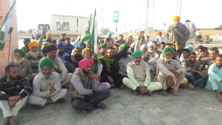 ਆਗੂਆਂ ਨੇ ਕਿਹਾ ਕਿ ਸਰਕਾਰ ਦੀਆ ਕਿਸਾਨ ਮਾਰੂ ਨੀਤੀਆਂ ਕਰ ਕੇ ਦੇਸ ਦੇ ਕਿਸਾਨ ਮਜ਼ਦੂਰ ਖੁਦਕੁਸ਼ੀਆਂ ਕਰ ਰਹੇ ਹਨ। ਸਰਕਾਰਾਂ ਵੱਡੇ ਘਰਾਨਿਆਂ ਨਾਲ ਮਿਲ ਕੇ ਕਿਸਾਨਾਂ ਦੀਆ ਜ਼ਮੀਨਾਂ ਤੋਂ ਬਹਾਰ ਕਰਨ ਲਈ ਵੱਖ ਵੱਖ ਹੱਥ ਕੰਡੇ ਅਜ਼ਮਾ ਰਹੀਆਂ ਹਨ। ਉਨ੍ਹਾਂ ਕਿਹਾ ਕਿ ਜਿਵੇਂ ਟਰੈਕਟਰਾਂ 'ਤੇ ਟੈਕਸ, ਖਾਦ ਸਪਰੇਅ, ਬੀਜਾਂ ਤੇ ਸਬਸਿਡੀ ਨੂੰ ਆਧਾਰ ਕਾਰਡ ਨਾਲ ਜੋੜਨਾ ਕੇ ਬਹਾਨੇ ਕਿਸਾਨਾਂ ਨੂੰ ਖੇਤਾਂ 'ਚੋਂ ਬਾਹਰ ਕੀਤਾ ਜਾ ਰਿਹਾ ਹੈ।