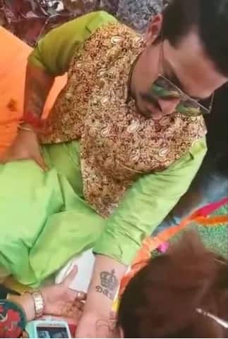ਹਰਸ਼ ਨੇ ਵੀ ਆਪਣੇ ਹੱਥਾਂ 'ਤੇ ਮਹਿੰਦੀ ਲਗਾਈ ਹੈ।
