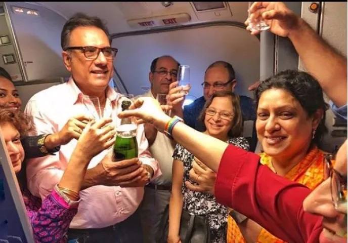 ਕਈ ਸਾਲਾਂ ਤਕ ਫ਼ੋਟੋਗ੍ਰਾਫੀ ਕਰਦਿਆਂ ਉਨ੍ਹਾਂ ਦੀ ਮੁਲਾਕਾਤ ਕੋਰੀਓਗ੍ਰਾਫਰ ਸ਼ਿਆਮਕ ਡਾਵਰ ਨਾਲ ਹੋਈ। ਇਸ ਤੋਂ ਬਾਅਦ ਉਨ੍ਹਾਂ ਨੂੰ ਮੁੰਨਾਭਾਈ MBBS ਵਿੱਚ ਕੰਮ ਕਰਨ ਦਾ ਮੌਕਾ ਮਿਲਿਆ। ਹੁਣ ਉਹ ਬੀਤੇ 17 ਸਾਲਾਂ ਤੋਂ ਆਪਣੇ ਪ੍ਰਸ਼ੰਸਕਾਂ ਦਾ ਮਨੋਰੰਜਨ ਕਰ ਰਹੇ ਹਨ।