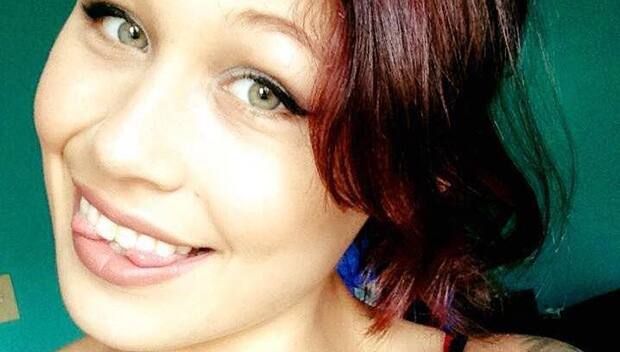 ਓਟਾਵਾ: ਟੈਟੂ ਦਾ ਲੋਕਾਂ ਵਿੱਚ ਅਜਿਹਾ ਸ਼ੋਕ ਜਾਗ ਪਿਆ ਕਿ ਹੁਣ ਸਰੀਰ ਦੇ ਸਭ ਤੋਂ ਕੋਮਲ ਅੰਗ ਅੱਖ 'ਤੇ ਵੀ ਇਹ ਖੁਦਵਾਉਣ ਲੱਗੇ ਹਨ, ਪਰ ਸਾਵਧਾਨ! ਕਿਤੇ ਤੁਸੀਂ ਵੀ ਅਜਿਹਾ ਕਰਨ ਬਾਰੇ ਤਾਂ ਨਹੀਂ ਸੋਚ ਰਹੇ? ਜੇਕਰ ਹਾਂ ਤਾਂ ਤੁਹਾਡਾ ਵੀ ਕਨੈਡਾ ਦੀ ਇਸ ਮਾਡਲ ਵਾਲਾ ਹਾਲ ਹੋ ਸਕਦਾ ਹੈ। ਜੀ ਹਾਂ, ਕੈਨੇਡਾ ਦੀ ਇਸ ਮਾਡਲ ਨੂੰ ਕੁਝ ਵੱਖਰਾ ਦਿੱਸਣ ਦਾ ਸ਼ੌਕ ਕਾਫੀ ਮਹਿੰਗਾ ਪੈ ਗਿਆ।