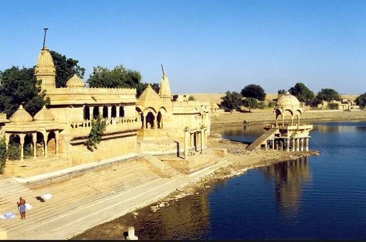 ਜੈਸਲਮੇਰ: ਸਿਆਲ਼ਾਂ ਦੌਰਾਨ ਜੈਸਲਮੇਰ ਦਾ ਵੱਖਰਾ ਨਜ਼ਾਰਾ ਹੁੰਦਾ ਹੈ। ਜੇਕਰ ਤੁਸੀਂ ਇਸ ਇਤਿਹਾਸਕ ਸ਼ਹਿਰ ਵਿੱਚ ਆਪਣੇ ਹਨੀਮੂਨ ਦੀ ਯੋਜਨਾ ਬਣਾ ਰਹੇ ਹੋ, ਤਾਂ ਤੁਹਾਨੂੰ ਘੱਟ ਤੋਂ ਘੱਟ 5 ਦਿਨਾਂ ਦਾ ਪ੍ਰੋਗਰਾਮ ਬਣਾਓ। ਜੈਸਲਮੇਰ ਵਿੱਚ ਰੇਗਿਸਤਾਨ ਸਫਾਰੀ, ਸ਼ਾਨਦਾਰ ਕਿਲ੍ਹੇ, ਮਹਿਲਾਂ ਤੇ ਰੇਤ ਦੇ ਟਿੱਬਿਆਂ 'ਤੇ ਕੈਂਪਿੰਗ ਦਾ ਨਜ਼ਾਰਾ ਮਾਣ ਸਕਦੇ ਹੋ। ਜੈਸਲਮੇਰ ਦਾ ਇੱਕ ਹੋਰ ਆਕਰਸ਼ਕ ਹਿੱਸਾ ਹੈ ਇੱਥੋਂ ਦੇ ਸਵਾਦਿਸ਼ਟ ਪਕਵਾਨ ਤੇ ਖ਼ਰੀਦਦਾਰੀ। 