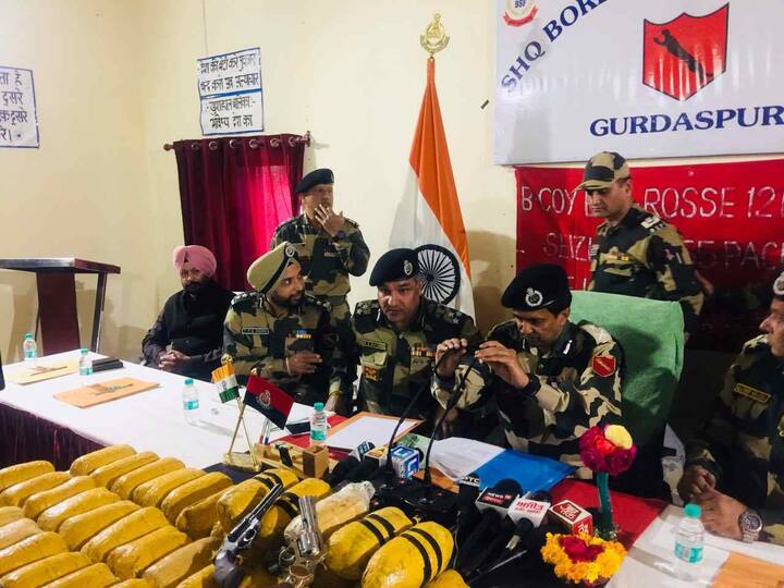 ਬੀਤੀ ਦੇਰ ਰਾਤ ਗੁਰਦਾਸਪੁਰ ਦੇ ਡੇਰਾ ਬਾਬਾ ਨਾਨਕ ਸਰਹੱਦ ਕੋਲ ਪਾਕਿਸਤਾਨੀ ਤਸਕਰ 55 ਕਿੱਲੋ ਹੈਰੋਇਨ ਛੱਡ ਕੇ ਫਰਾਰ ਹੋਏ। 