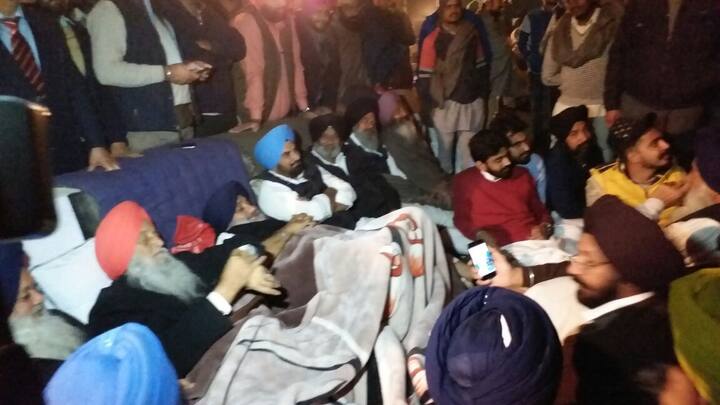 ਚੰਡੀਗੜ੍ਹ- ਸਾਬਕਾ ਉਪ ਮੁੱਖ ਮੰਤਰੀ ਸੁਖਬੀਰ ਸਿੰਘ ਬਾਦਲ ਤੇ ਸਾਬਕਾ ਕੈਬਿਨੇਟ ਮੰਤਰੀ ਬਿਕਰਮ ਸਿੰਘ ਸਾਬਕਾ ਮੰਤਰੀ ਬਿਕਰਮਜੀਤ ਸਿੰਘ ਮਜੀਠੀਆ ਨੇ ਬੀਤੇ ਦਿਨ ਨਗਰ ਪੰਚਾਇਤ ਚੋਣਾਂ ਸਬੰਧੀ ਅਕਾਲੀਆਂ ਤੇ ਕਾਂਗਰਸੀਆਂ ਦਰਮਿਆਨ ਖ਼ੂਨੀ ਝੜਪਾਂ ਤੇ ਸਰਕਾਰ ਦੀ ਧੱਕੇਸ਼ਾਹੀ ਵਿਰੁੱਧ ਹਰੀਕੇ ਪੱਤਣ ਵਿੱਖੇ ਲੱਗੇ ਧਰਨੇ ਵਿੱਚ ਸ਼ਾਮਲ ਹੋਏ।
