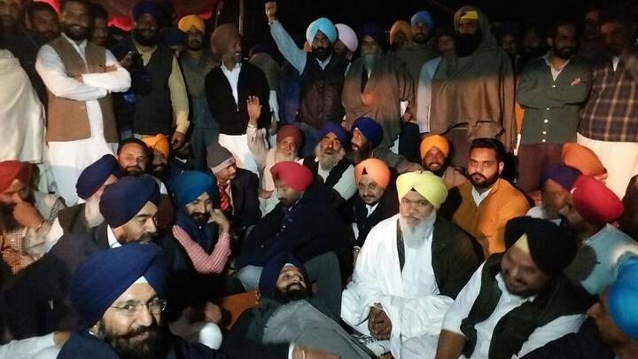 ਉਨ੍ਹਾਂ ਅਕਾਲੀ ਵਰਕਰਾਂ ਉੱਤੇ ਹਮਲਾ ਕਰਨ ਵਾਲੇ ਤੇ ਦੰਗਾ ਕਰਨ ਵਾਲੇ ਕਾਂਗਰਸੀ ਆਗੂਆਂ ਦੇ ਖ਼ਿਲਾਫ਼ ਕੇਸ ਦਰਜ ਕਰਨ ਦੀ ਵੀ ਮੰਗ ਕੀਤੀ ਅਤੇ ਕਿਹਾ ਕਿ ਡੀ ਐਸ ਪੀ ਜ਼ੀਰਾ ਅਤੇ ਐਸ ਐਚ ਓ ਸਣੇ ਸਥਾਨਕ ਪੁਲਿਸ ਅਧਿਕਾਰੀ, ਜਿਨ੍ਹਾਂ ਅਕਾਲੀ ਆਗੂਆਂ ਉੱਤੇ ਹਮਲੇ ਵਿੱਚ ਮਦਦ ਕੀਤੀ ਸੀ, ਨੂੰ ਤੁਰੰਤ ਸਸਪੈਂਡ ਕਰ ਦੇਣਾ ਚਾਹੀਦਾ ਹੈ। ਉਨ੍ਹਾਂ ਨੇ ਕਿਹਾ ਕਿ ਬਠਿੰਡਾ ਦੇ ਆਈ ਜੀ, ਐਮ ਐਸ ਛੀਨਾ ਦੀ ਭੂਮਿਕਾ ਦੀ ਵੀ ਜਾਂਚ ਹੋਣੀ ਚਾਹੀਦੀ ਹੈ।